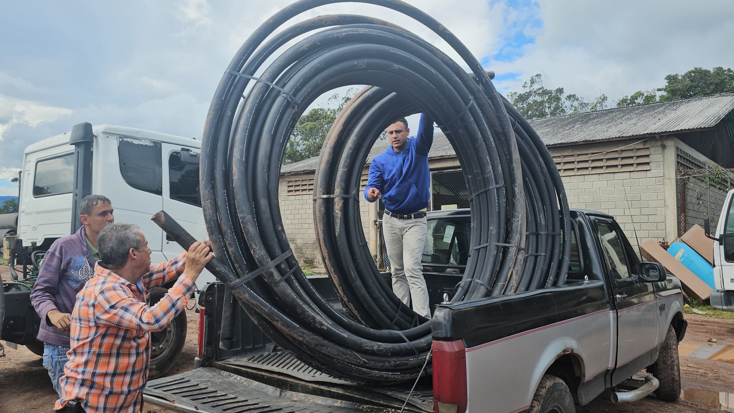 Hidrosuroeste entregó 400 metros de tubería para proyecto comunitario en Michelena